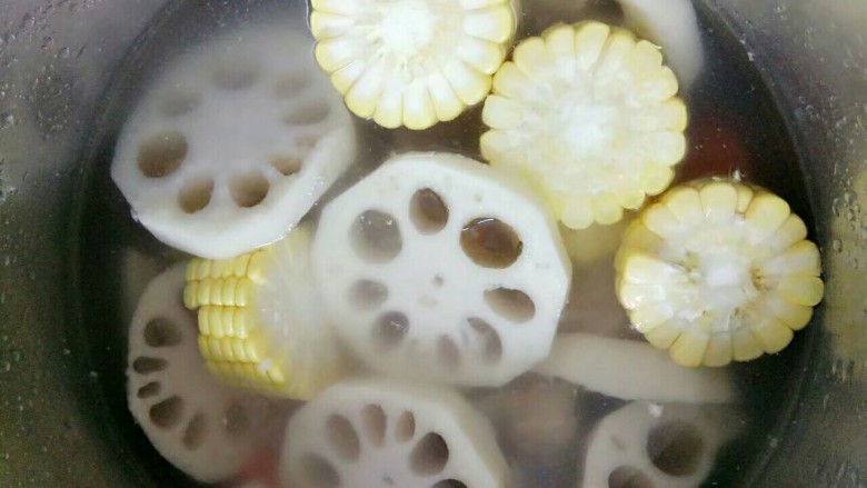 粉藕排骨滋补汤,然后加入水,水淹过食材即可