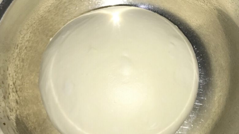 葱香芝士香肠面包,稍微滚圆,盖上保鲜膜,28度左右温度发酵至两倍大。