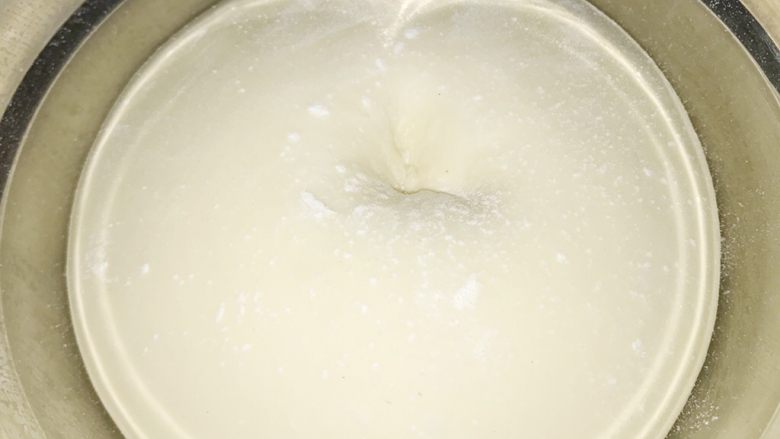 葱香芝士香肠面包,用手指沾少许面粉,戳一下面团中央,面团不回缩,即发酵完成。