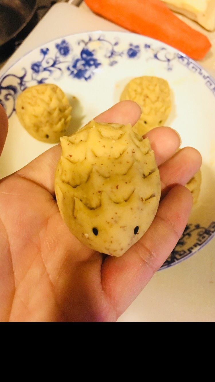 红枣燕麦仁红糖馒头,揉面排气,揉10-15分钟即可,接着把面团分至一团团如水滴💧状,用剪刀✂️在面团背面剪成有序的刺即可...