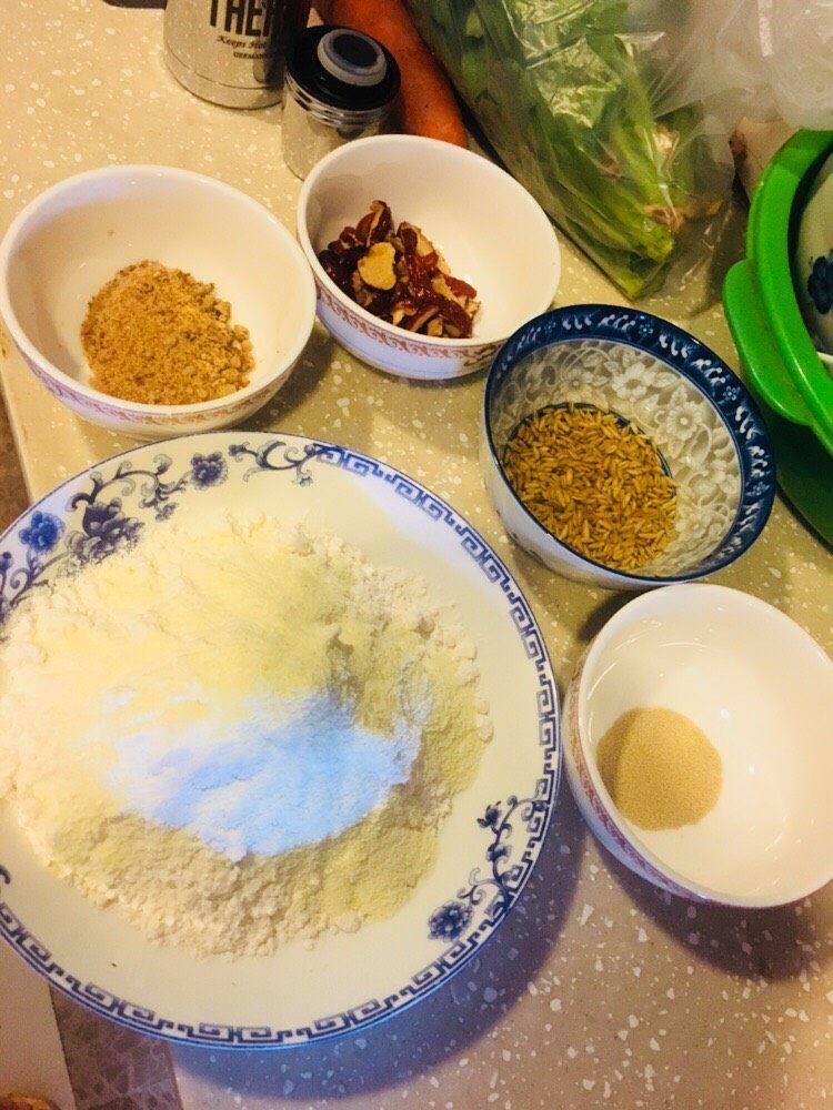 红枣燕麦仁红糖馒头,准备好材料 ,燕麦仁米最好提前一个小时用热水泡一下,泡软