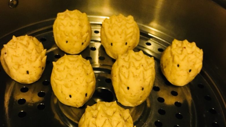 红枣燕麦仁红糖馒头,在蒸锅底下刷一层油,盖上盖子二次发面15分钟,蒸15分钟即可,红枣燕麦的香味香喷喷哦