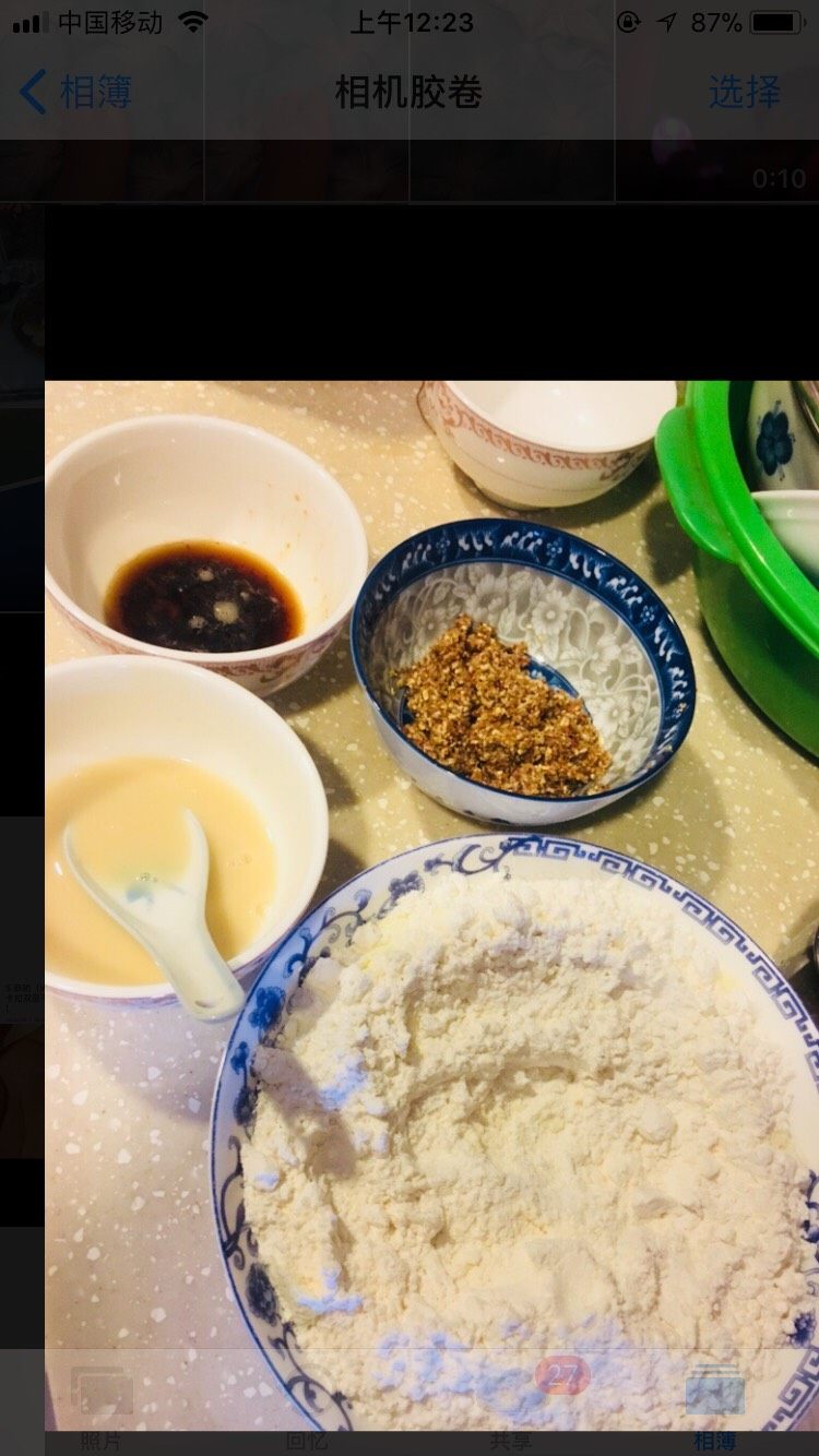 红枣燕麦仁红糖馒头,<a style='color:red;display:inline-block;' href='/shicai/ 882'>红糖</a>用温水化开，红枣和燕麦仁米用搅拌机搅碎，酵母粉用37度左右的温水泡开，<a style='color:red;display:inline-block;' href='/shicai/ 1124'>奶粉</a>倒入面粉中...