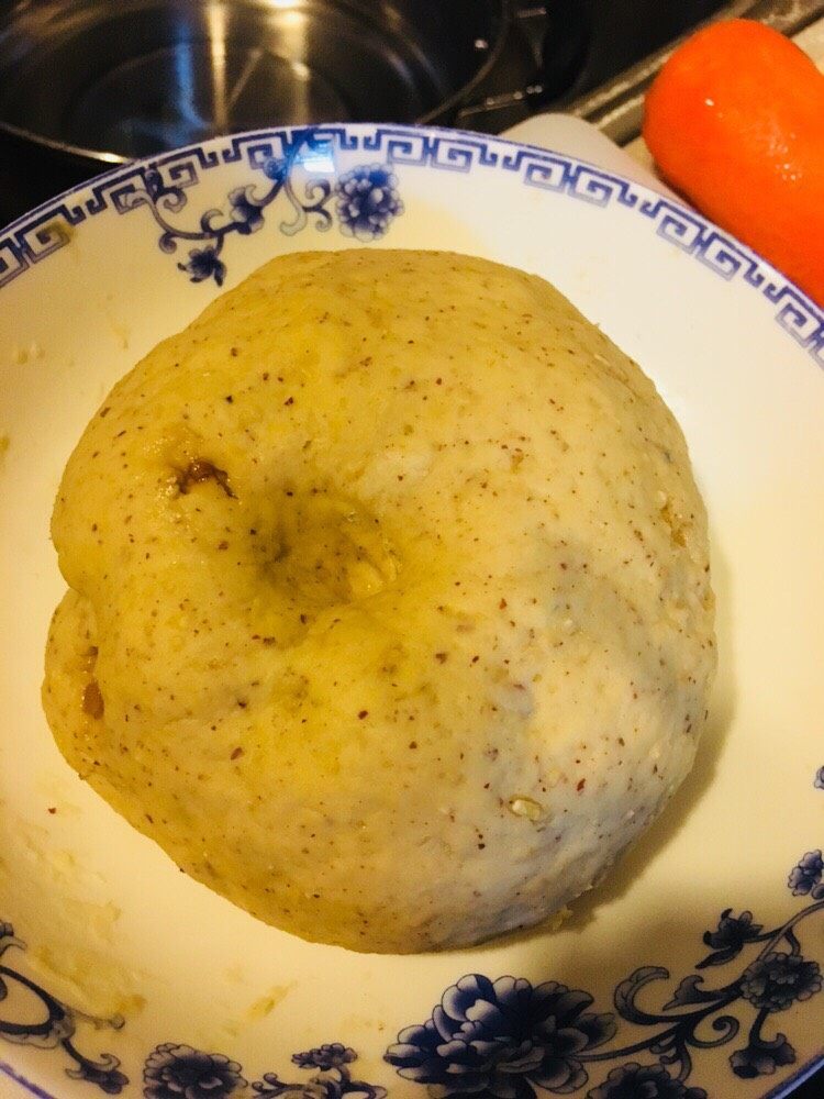 红枣燕麦仁红糖馒头,把全部食材全部倒入器皿中,温水和面,大力揉面至表面光滑,拍起来蓬松有质感,盖上保鲜膜放入微波炉或烤箱里(温度没室外低)发酵两小时左右至一到两倍大面团,用手戳一下不内陷(如图)即可