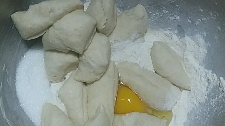 椰蓉排包,用刮板切小块 与主面团材料放一起 液体需要预留 盐和黄油最后放