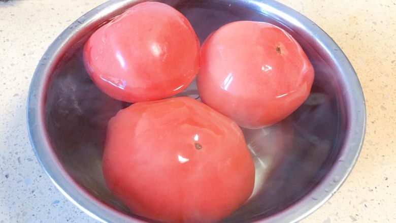 牛肉炖西红柿「高压锅加砂锅省时版」,把<a style='color:red;display:inline-block;' href='/shicai/ 3551'>西红柿</a>,用开水烫一下,好扒皮。