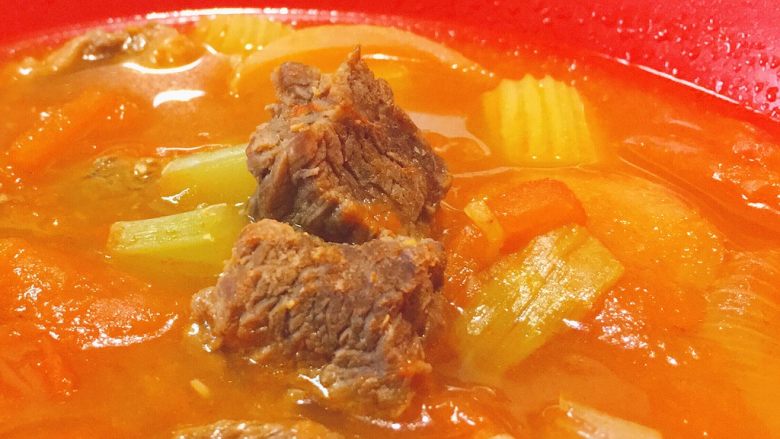 牛肉炖西红柿「高压锅加砂锅省时版」,芹菜和洋葱起到了很好的提味效果,浓郁的番茄味汤汁,酸爽适口,牛肉弹润多汁,用勺来那么一下,多重美味体验,直击味蕾,只觉得,通体舒服,美味无比!