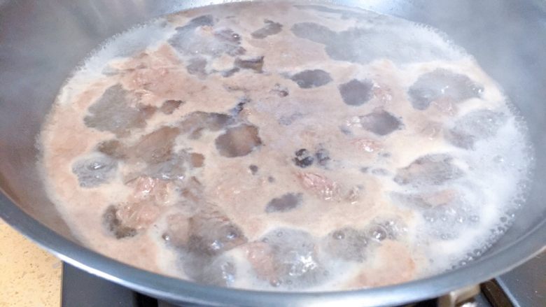 牛肉炖西红柿「高压锅加砂锅省时版」,锅里下水,水热之后。把牛肉下水焯一下,焯去脏血水,也焯去沫子。水沸腾就可以了。