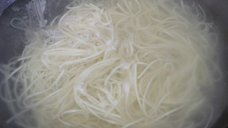 芝麻酱凉拌鸡丝面,煮熟后,过凉水凉面投凉捞出装盘~