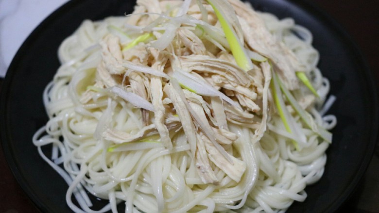 芝麻酱凉拌鸡丝面,将挂面放入盘中,依次放上鸡丝、葱丝~