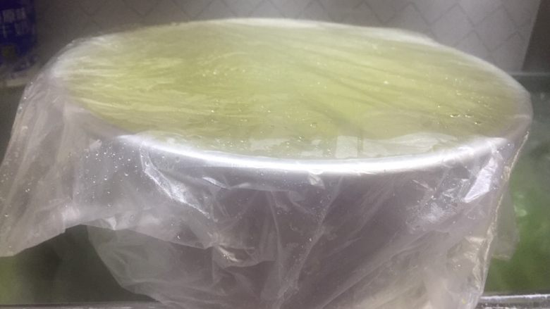 抹茶双味芝士生日蛋糕,用保鲜袋套上避免串味,放入冰箱冷藏4 小时以上