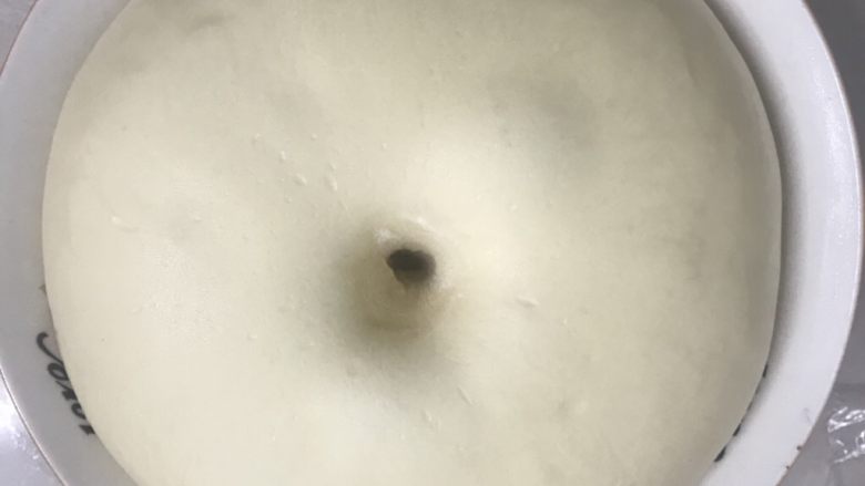 汤种北海道淡奶油吐司,送进发酵箱,温度调节在28度基础发酵二倍大,用手指沾面粉戳洞洞口不回缩不塌陷为好。