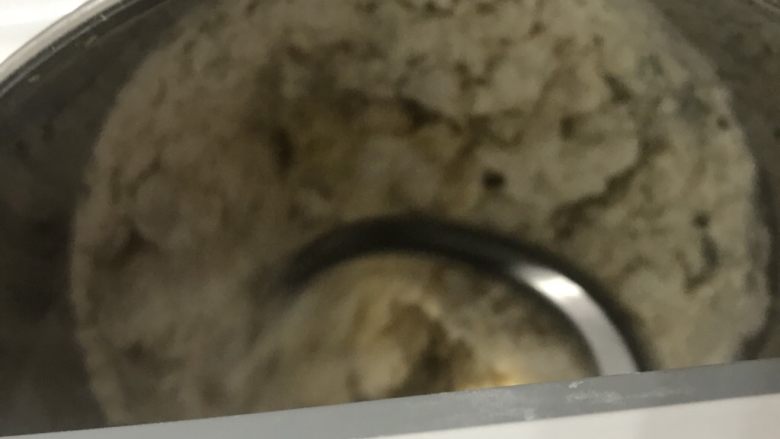汤种北海道淡奶油吐司,把所有食材放入厨师桶里,黄油除外。