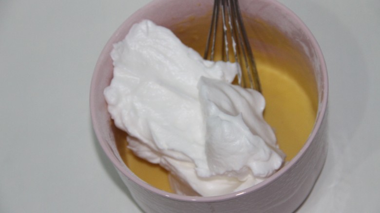 原味戚风蛋糕(6寸),取三分之一的蛋白倒入蛋黄液中,搅匀