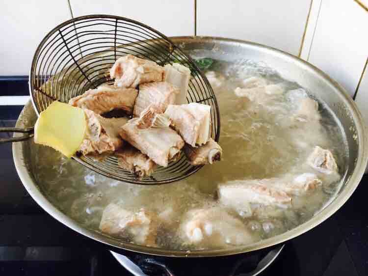 莲藕烧排骨(附无水无油炒糖色技巧),大火煮开,煮约5分钟左右,捞出小肋排骨块备用。