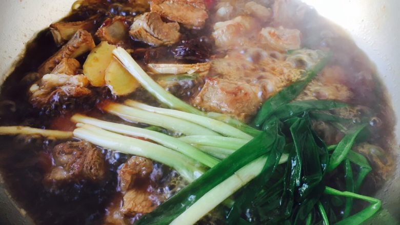 莲藕烧排骨(附无水无油炒糖色技巧),开水的量要没过食材。