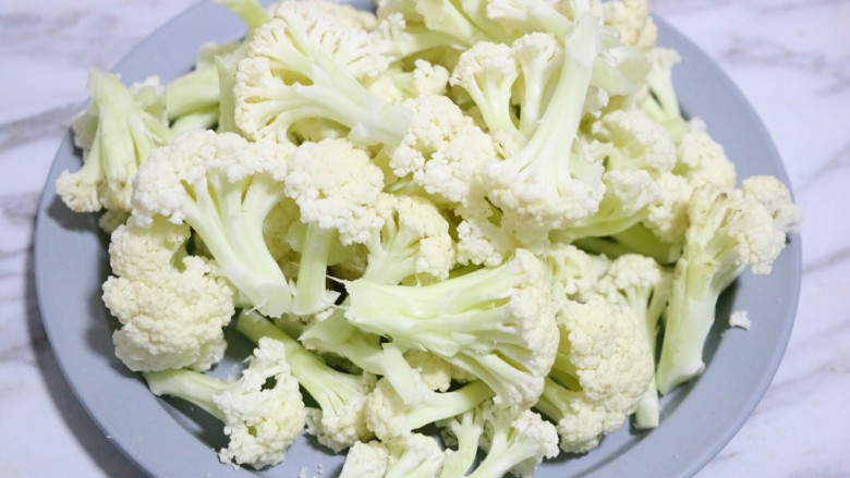 干煸有机菜花,菜花清洗干净,然后掰成小块
