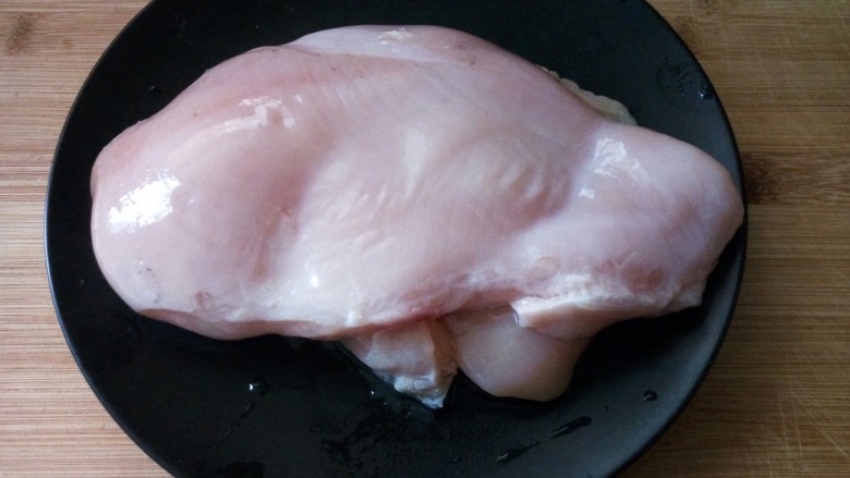 烤箱鸡排,<a style='color:red;display:inline-block;' href='/shicai/ 5221'>鸡胸脯肉</a>撕去薄膜,清洗干净。