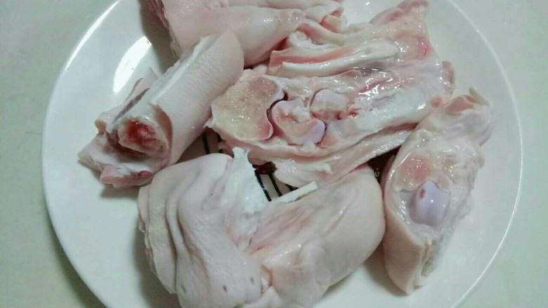 黄豆猪脚汤#电饭煲版#,猪蹄,一切四,洗干净。(我超市买的,店员给切好的)