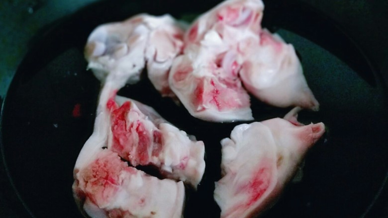 黄豆猪脚汤#电饭煲版#,将<a style='color:red;display:inline-block;' href='/shicai/ 418'>猪脚</a>焯水,冷水入锅,大火烧开,5分钟后捞出,用冷水冲洗干净。