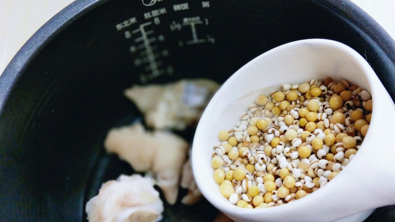 黄豆猪脚汤#电饭煲版#,加入泡好的薏米和黄豆。加入清水,适当多一些。我加到了电饭煲的汤功能的中档水位。