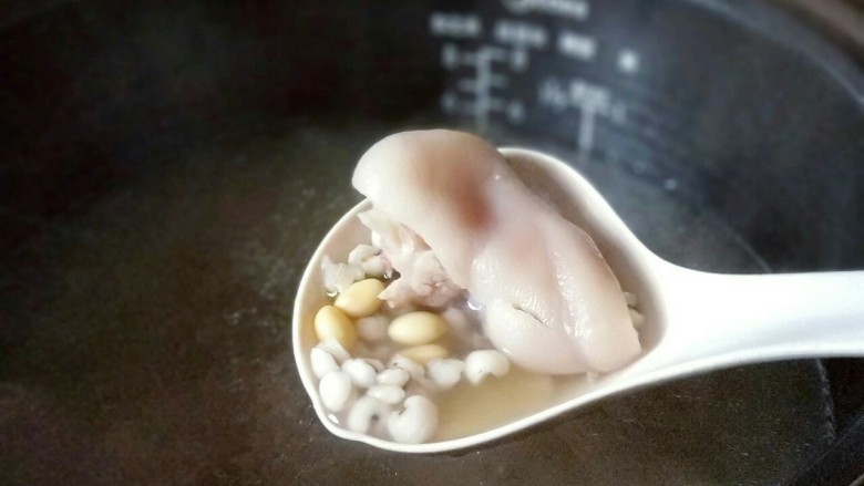 黄豆猪脚汤#电饭煲版#,电饭煲鸣笛了,打开盖子香味扑鼻而来。猪脚糯糯的。