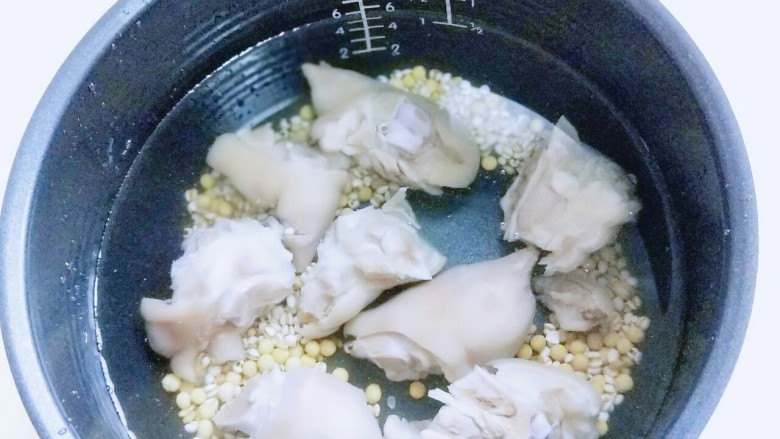 黄豆猪脚汤#电饭煲版#,加入清水,适当多一些。我加到了电饭煲的汤功能的中档水位。