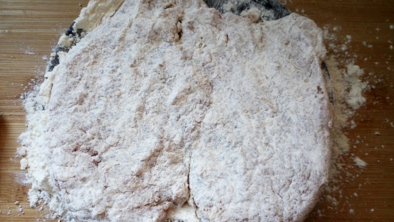 烤箱鸡排,腌制好的肉,两面扑上<a style='color:red;display:inline-block;' href='/shicai/ 519'>面粉</a>。