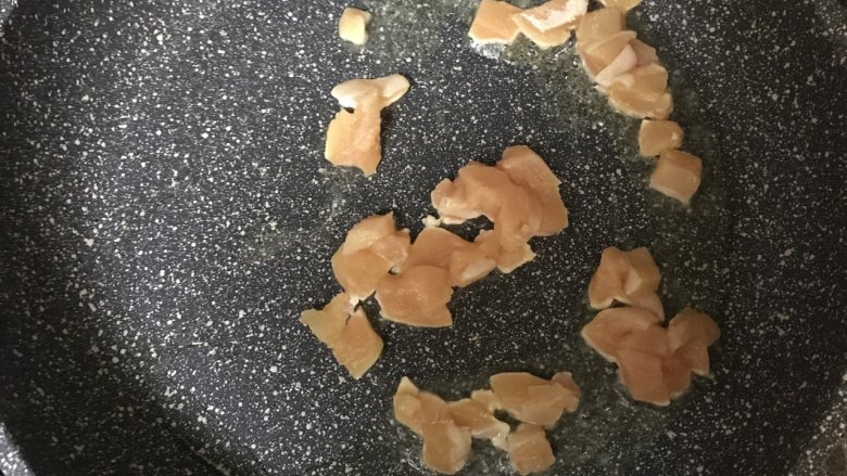 快手菜—茄汁鸡肉焖饭,锅中加2大勺油,大火烧热,放入鸡肉碎