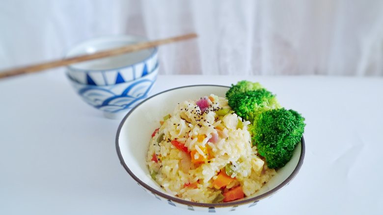 快手菜—茄汁鸡肉焖饭,最后,加盐调味,撒上<a style='color:red;display:inline-block;' href='/shicai/ 668'>黑芝麻</a>,拌匀,即可食用。
