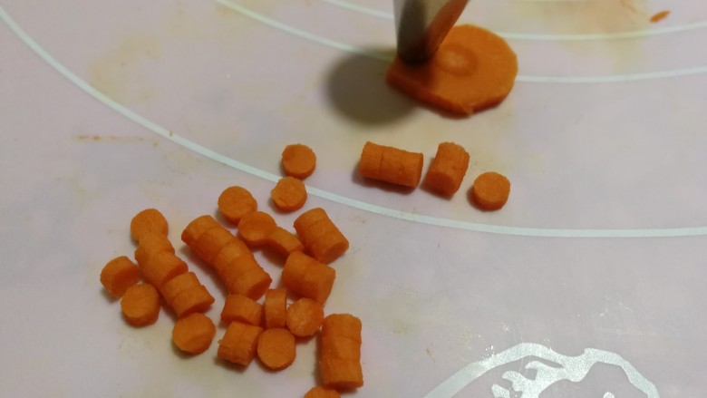 一点红~蜜汁山药,切薄片,用裱花嘴嗯出小圆形,