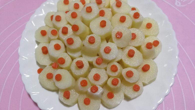 一点红~蜜汁山药,再把<a style='color:red;display:inline-block;' href='/shicai/ 25'>胡萝卜</a>,摆在上面点缀一下