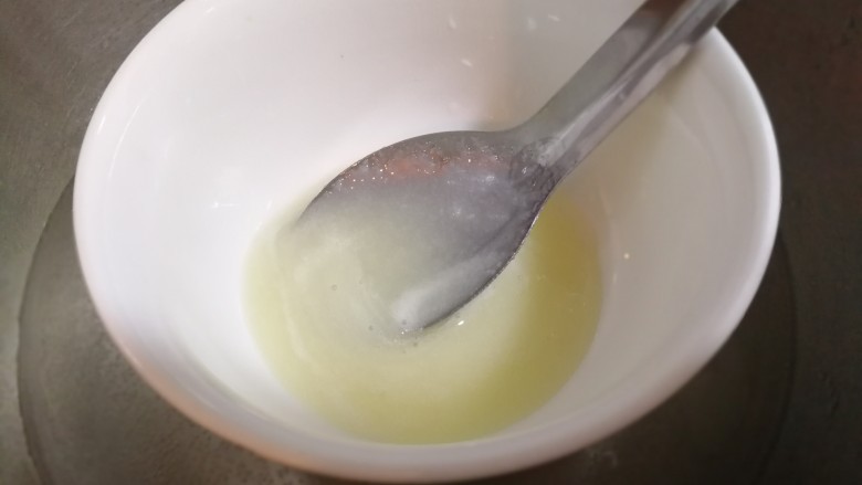 一点红~蜜汁山药,一勺蜂蜜在小碗中隔水融一下,(如果不是我这样状态的蜂蜜可直接淋在上面)