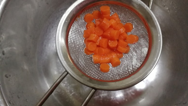 一点红~蜜汁山药,焯熟后用冷水冲一下,备用