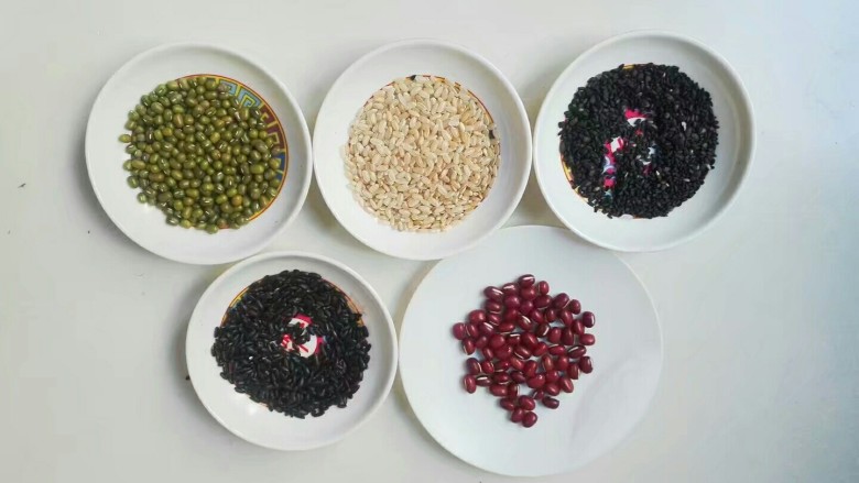 豆浆机美食~繁星点点*黑白芝麻红绿豆黑米糊,准备好所有等量食材