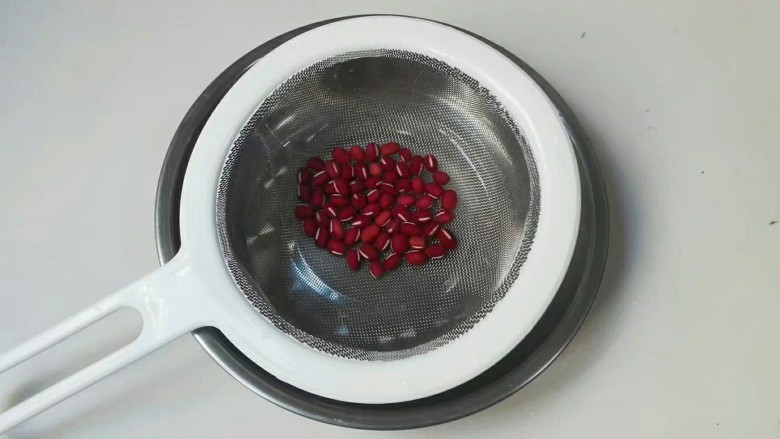 豆浆机美食~繁星点点*黑白芝麻红绿豆黑米糊,<a style='color:red;display:inline-block;' href='/shicai/ 3607'>红豆</a>提前洗净泡开，我是晚上泡了第二天早上做的