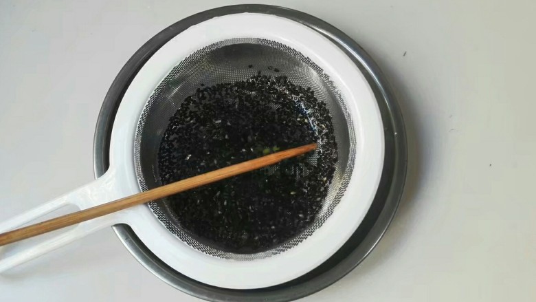 豆浆机美食~繁星点点*黑白芝麻红绿豆黑米糊,<a style='color:red;display:inline-block;' href='/shicai/ 668'>黑芝麻</a>洗净