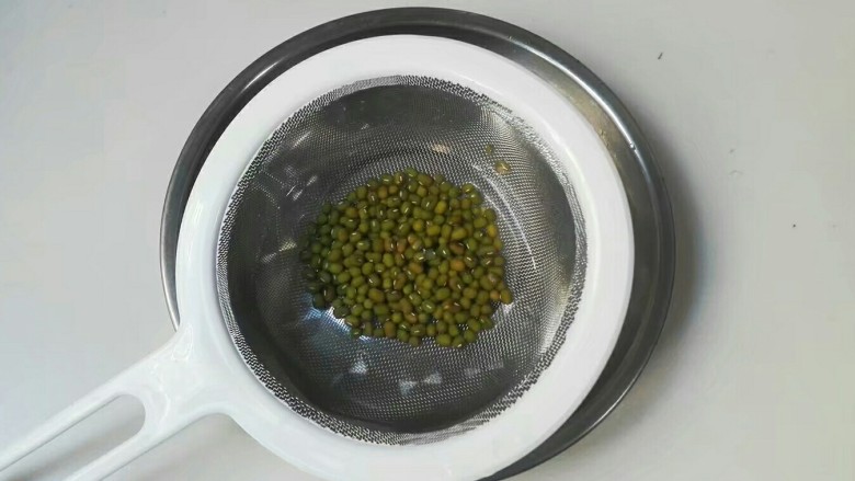 豆浆机美食~繁星点点*黑白芝麻红绿豆黑米糊,<a style='color:red;display:inline-block;' href='/shicai/ 453'>绿豆</a>洗净泡开