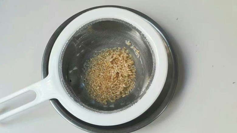 豆浆机美食~繁星点点*黑白芝麻红绿豆黑米糊,<a style='color:red;display:inline-block;' href='/shicai/ 497'>糙米</a>洗净泡十五分钟