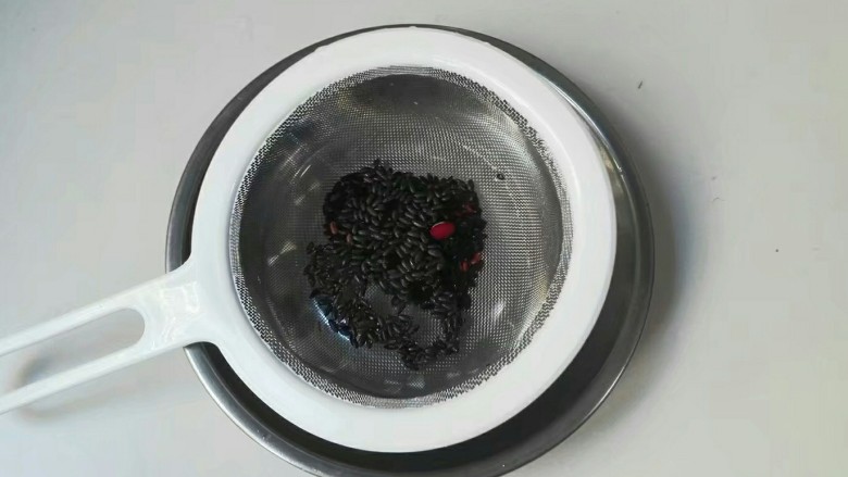 豆浆机美食~繁星点点*黑白芝麻红绿豆黑米糊,<a style='color:red;display:inline-block;' href='/shicai/ 496'>黑米</a>洗净泡一个小时