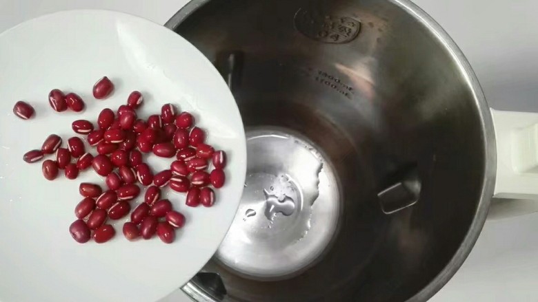 豆浆机美食~繁星点点*黑白芝麻红绿豆黑米糊,把沥干水的红豆放进豆浆机