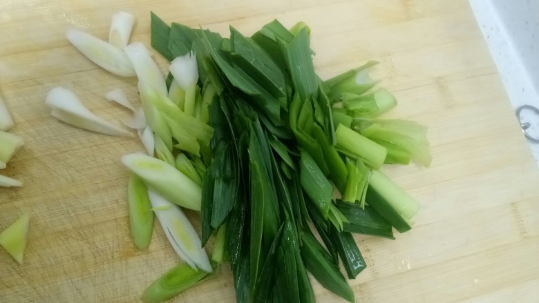 豆角炒肉片,<a style='color:red;display:inline-block;' href='/shicai/ 3349'>蒜苗</a>去跟洗净，斜着切段。