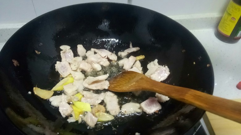 豆角炒肉片,炒至肉片变色。