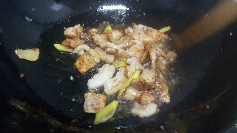 豆角炒肉片,加入适量老抽。