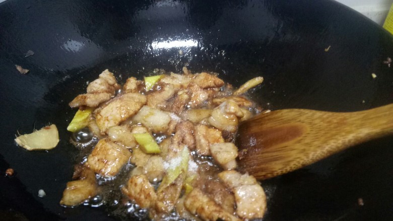 豆角炒肉片,加入适量盐搅拌均。