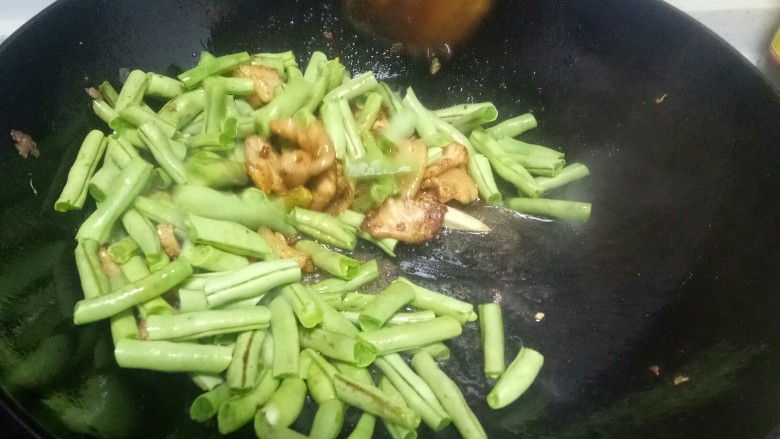 豆角炒肉片,放入豆角。