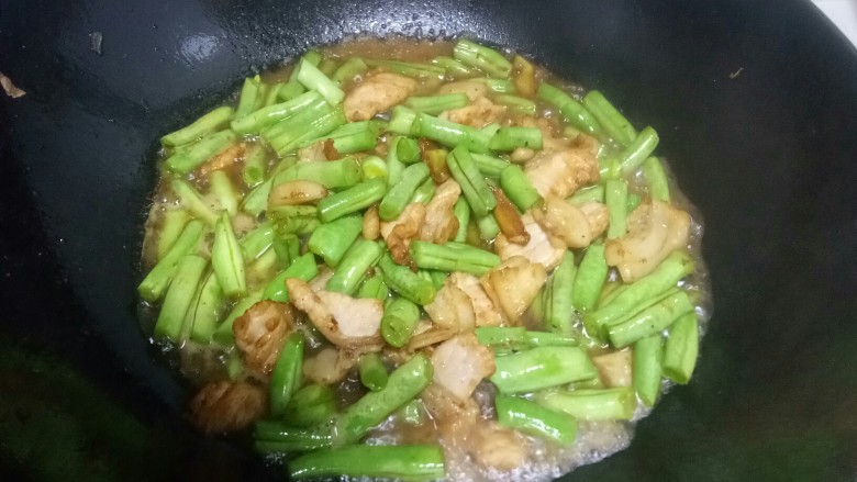 豆角炒肉片,翻炒均匀，加入适量水，炖6分钟。