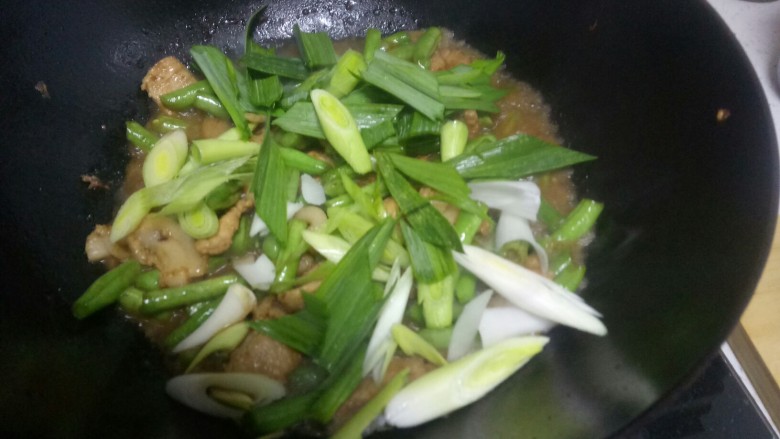 豆角炒肉片,加入蒜苗。