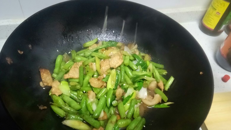 豆角炒肉片,加入少许鸡精提味。