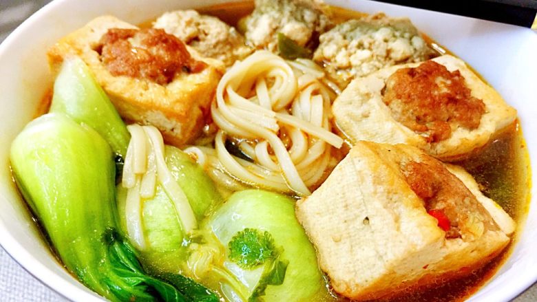 客家美味➕酿豆腐青菜煲,来一碗热乎乎的汤面,有菜有肉有豆腐,营养够全面